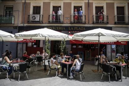 Ambiente en una terraza de la Plaza Mayor de Madrid, este lunes.