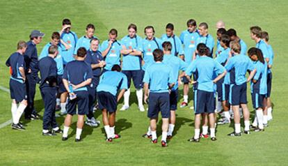 El seleccionador de Holanda, Dick Advocaat, rodeado por sus jugadores en un entrenamiento.