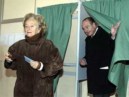 Chirac y su esposa salen la cabina de voto en Sarran, centro de Francia, en la segunda vuelta de las regionales.