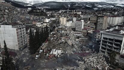 Vista desde un dron de un gran número de edificios colapsados a causa del potente terremoto.