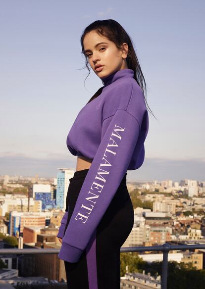 Sudaderas crop en colores vivos, como esta con Malamente en el lateral de la manga. El diseño de la colección no obvia las influencias del disco, Inditex sabe que el merchandising musical es uno de los nuevos filones de la moda –que se lo digan a los excelentes resultados que tuvo el de la gira Purpose de Justin Bieber o Ariana Grande con Sweetener–.