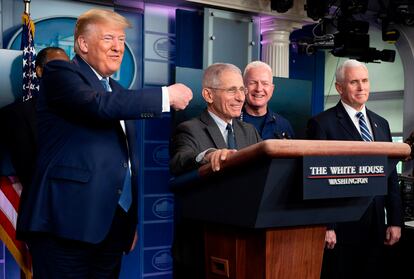 El presidente Donald Trump señala al epidemiólogo Anthony Fauci en la rueda de prensa del pasado sábado en la Casa Blanca.