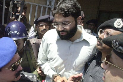 Ahmed Omar Saeed Sheikh, condenado por el asesinato del periodista Daniel Pearl, a su salida del tribunal de Karachi donde se le conmutó la pena de muerte el año pasado.