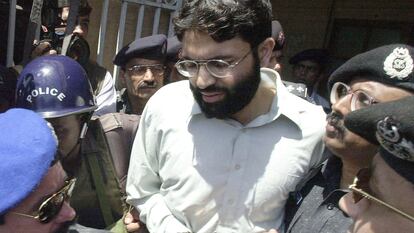 Ahmed Omar Saeed Sheikh, condenado por el asesinato del periodista Daniel Pearl, a su salida del tribunal de Karachi donde se le conmutó la pena de muerte el año pasado.