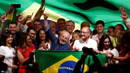 Lula da Silva celebra sus resultados en las elecciones en Brasil.