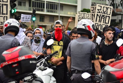 Do outro lado, além dos manifestantes pacíficos de sempre, estavam os 'black blocs', grupo que usa a violência e a depredação do espaço público e privado como tática de protesto.