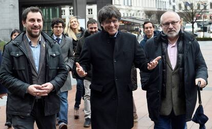 Puigdemont, entre Toni Comín (izquierda) y Lluís Puig, llega al Parlamento Europeo el viernes.