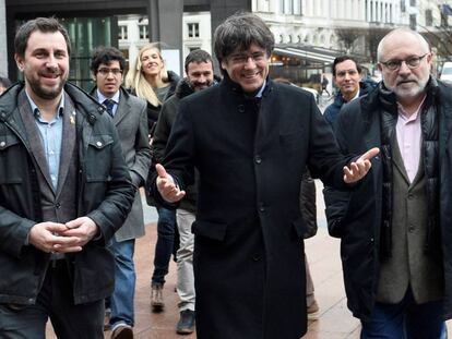 Puigdemont, entre Toni Comín (izquierda) y Lluís Puig, llega al Parlamento Europeo el viernes.