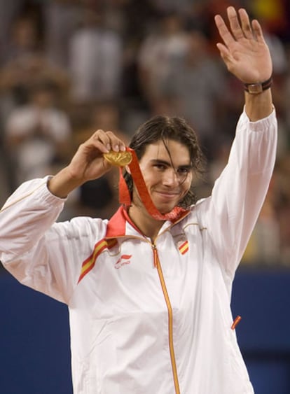 Nadal saluda tras ganar la medalla de oro contra Fernando González