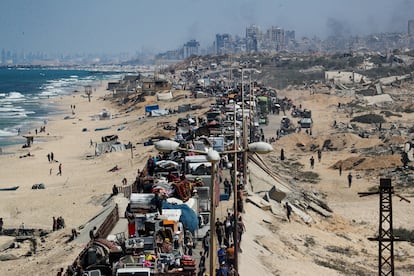 Miles de palestinos huyen de Gaza en medio de una nueva operación militar israelí, este martes. 