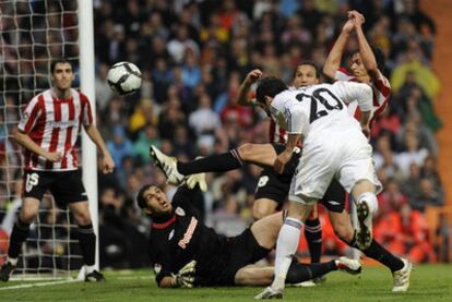 Higuaín, marca el segundo gol del Real Madrid ante el Athletic