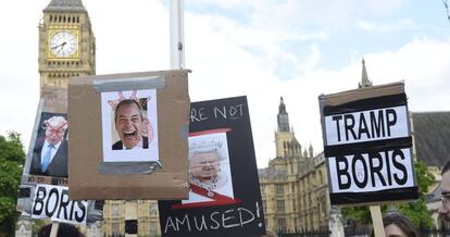 Varios manifestantes que apoyan la permanencia del Reino Unido en la Uni&oacute;n Europea se re&uacute;nen delante del Parlamento brit&aacute;nico.