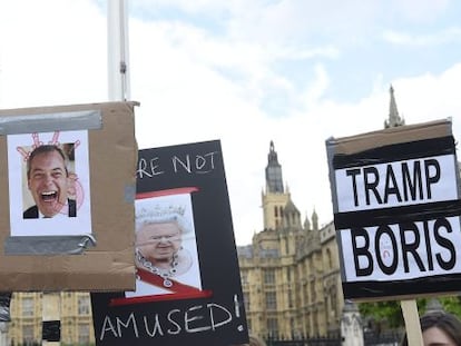 Varios manifestantes que apoyan la permanencia del Reino Unido en la Uni&oacute;n Europea se re&uacute;nen delante del Parlamento brit&aacute;nico.