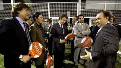 Lete (i), junto a Pilar Rojo, Núnez Feijóo y Xosé Crespo, en 2010.