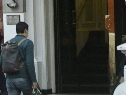 Oriol Soler i Andreu Grinyó surten de l'ambaixada de l'Equador a Londres.