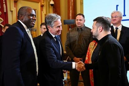 El secretario de Estado de Estados Unidos, Antony Blinken, saluda al presidente Zelenski en presencia del ministro de Exteriores británico, David Lammy, este miércoles en Kiev.