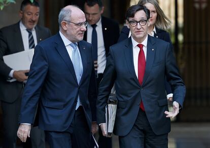 El president Salvador Illa, acompa?ado del consejero Jaume Duch, este martes, en el Palau de la Generalitat.