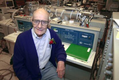 John B. Fenn, en su laboratorio de Richmond, en 2002, poco después de recibir el premio Nobel.