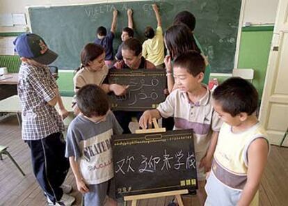 Alumnos de un colegio público en Madrid saludan, el pasado septiembre, la vuelta a las clases en castellano, árabe y chino.
