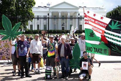 Activistas de la marihuana en una manifestación frente a la Casa Blanca, en 2021.