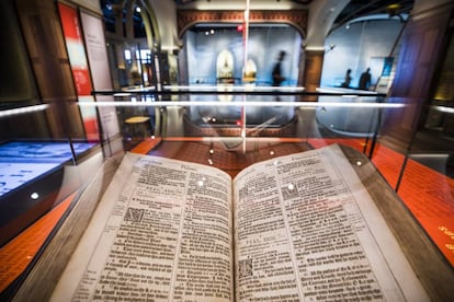 Una Biblia del rey James, del año 1617, en el recién inaugurado Museo de la Biblia, en Washington.