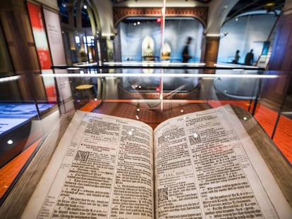 Una Biblia del rey James, del año 1617, en el recién inaugurado Museo de la Biblia, en Washington.