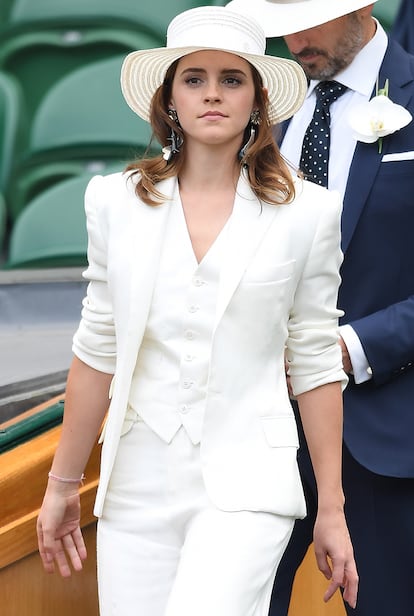Con un simple traje blanco, por Emma Watson hace un par de veranos. Perfección.