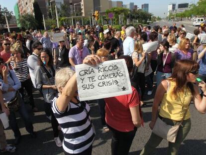 Funcionarios de Justicia cortan la Castellana, en una protesta en Madrid.