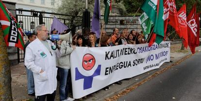 Los sindicatos de Osakidetza movilizados en Vitoria antes de la reunión entre trabajadores y Gobierno.