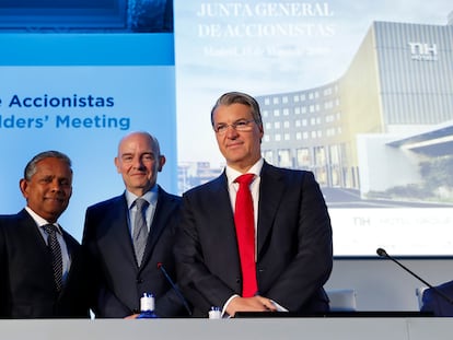 Junta de accionistas de NH en 2019, con Dillip Rajakarier (consejero delgado de Minor), Ramón Aragonés (consejero delegado de NH) y Alfredo Fernández Agrás, consejero independiente.