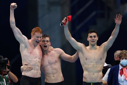 Tom Dean, Matthew Richards y James Guy celebran el triunfo británico en el 4x200.