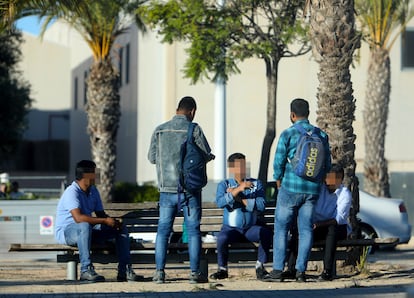 Trabajadores indios en las inmediaciones de la empresa de Elche, donde trabajaban.