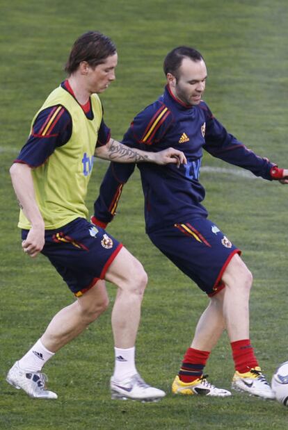 Torres e Iniesta, durante el entrenamiento de hoy.