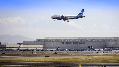 Un avión de Interjet despega del aeropuerto de Ciudad de México. 