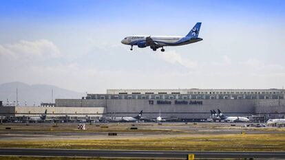 Un avión de Interjet despega del aeropuerto de Ciudad de México.