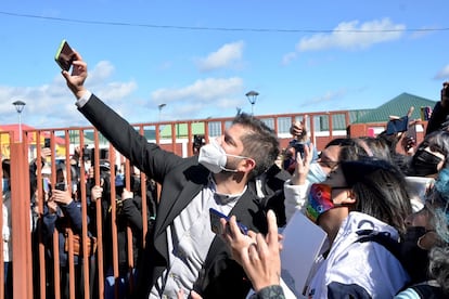 Gabriel Boric se toma fotos con sus simpatizantes a las afueras del colegio electoral de Punta Arenas, donde emitió su voto esta mañana.