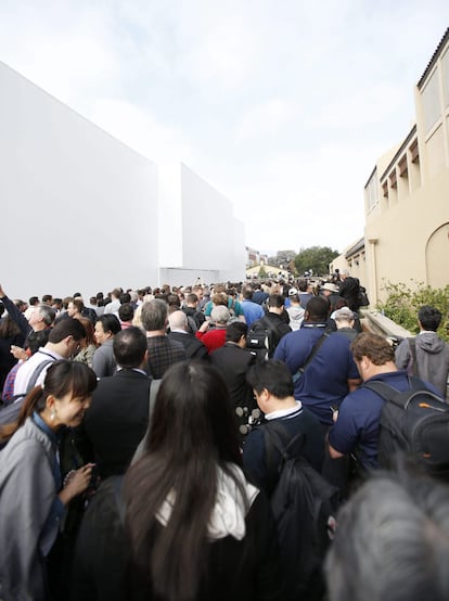 Decenas de personas esperan el comienzo de un evento de Apple en el Flint Center de Cupertino, California (Estados Unidos)