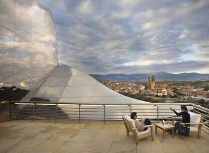 A partir del 10 de septiembre se podrán ver mesas de selección manual de la uva en la bodega de Marqués de Riscal (en la foto, terraza del hotel proyectado por Frank Gehry).