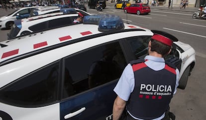 Diverses patrulles de mossos a la ciutat de Barcelona.