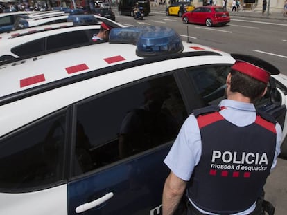 Diversas patrullas de 'mossos' en la ciudad de Barcelona.