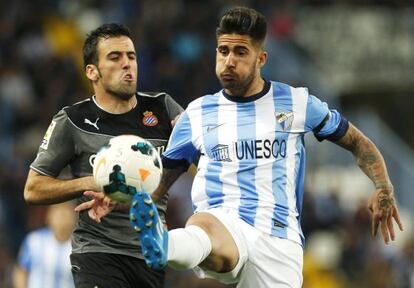 Samuel y Fuentes pugnan por un bal&oacute;n