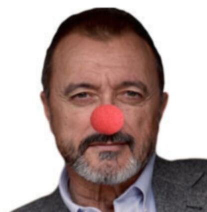 Imagen que ha colocado Arturo Pérez-Reverte en su perfil de Twitter, con la nariz roja imitando a Alex de la Iglesia.