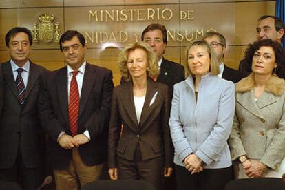 La ministra de Sanidad, Elena Salgado, posa junto a los miembros de la Conferencia Sectorial de Drogas.