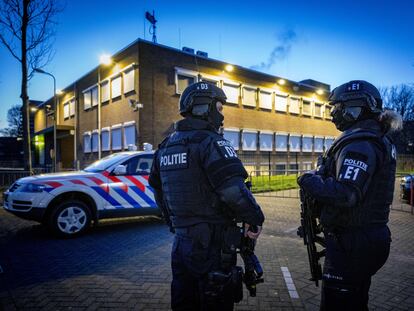 Dos policías hacen guardia en un tribunal holandés antes del veredicto en el 'caso Marengo', en Ámsterdam, este martes.
