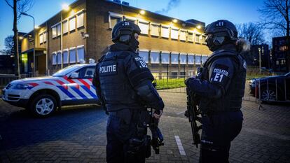 Agentes de policía custodian un juzgado en Ámsterdam, Países Bajos, antes de que dictase sentencia por el 'caso Marengo', el 27 de febrero.