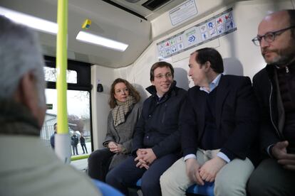 Almeida y Carabante, en el centro, durante un acto en Madrid en 2020.