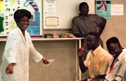 Inmigrantes en el centro de atención primaria de Drassanes, en Barcelona.
/ CARMEN SECANELLA