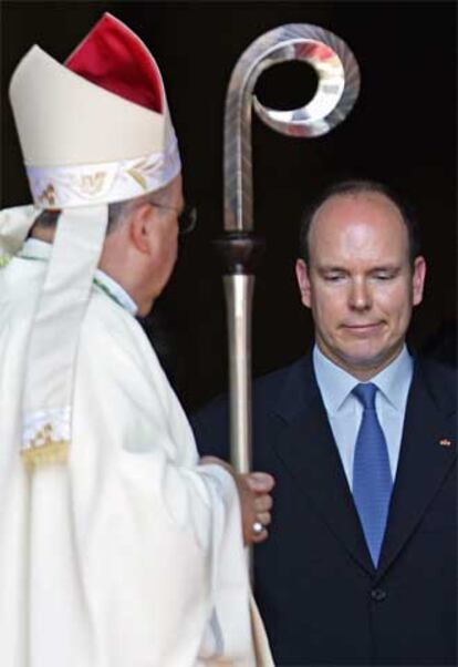 Alberto II sale de la misa solemne ante el arzobispo Bernard Barsi.