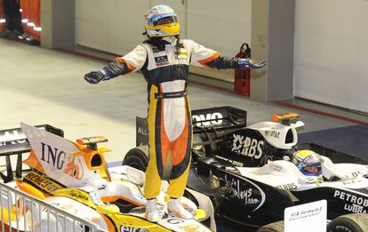 Alonso celebra su triunfo en Singapur, el 28 de septiembre de 2008, en la primera carrera de la historia de la Fórmula 1 en ser disputada por la noche.