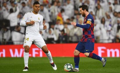 Messi conduce el baln ante Casemiro.